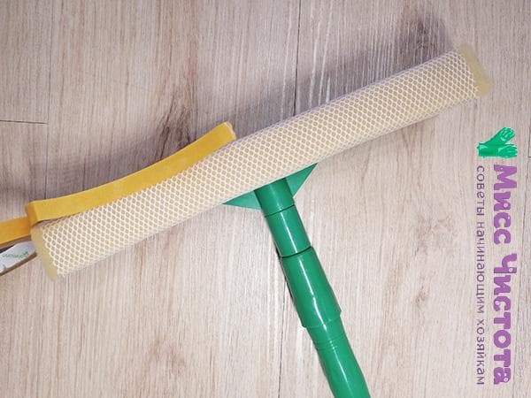 brosse à sol et ruban adhésif double face