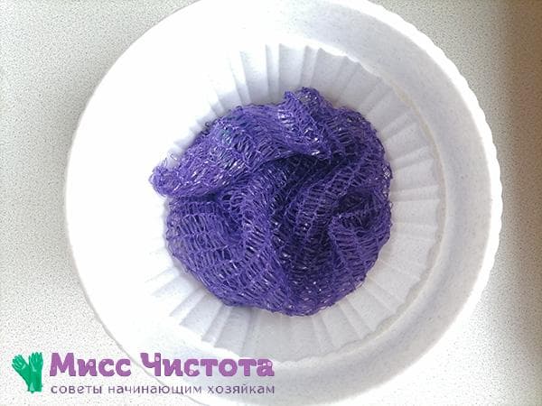 filet pour légumes comme drainage pour les fleurs