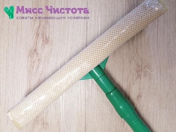 passer une vadrouille avec une couche de ruban adhésif