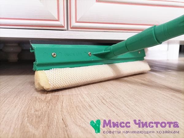 nettoyer les endroits difficiles d'accès avec une vadrouille et du ruban adhésif