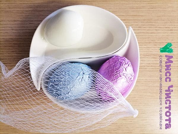 œufs sur une assiette et un filet