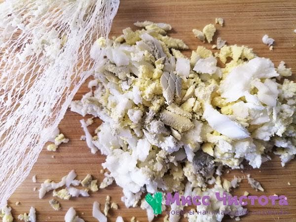 passer un œuf à la coque à travers un filet