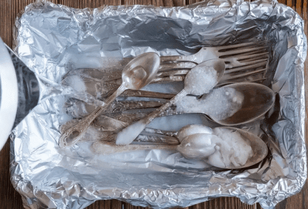 Nettoyer les cuillères et les fourchettes Papier aluminium, soda, sel, eau bouillante