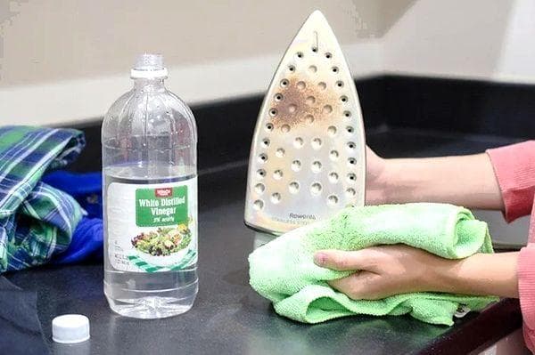 Nettoyer la semelle du fer avec du vinaigre