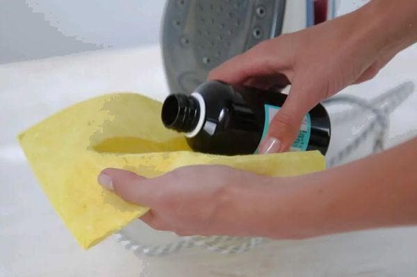 Nettoyer la semelle du fer avec du peroxyde