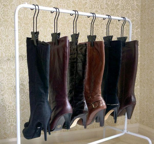 Chaussures d'hiver sur cintres