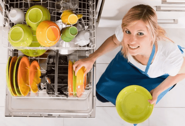 Fille au lave-vaisselle