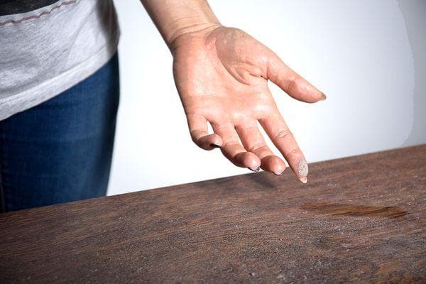 De la poussière sur la table