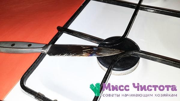couteau sur cuisinière à gaz