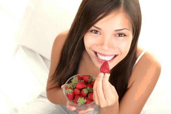 Fille mangeant des fraises