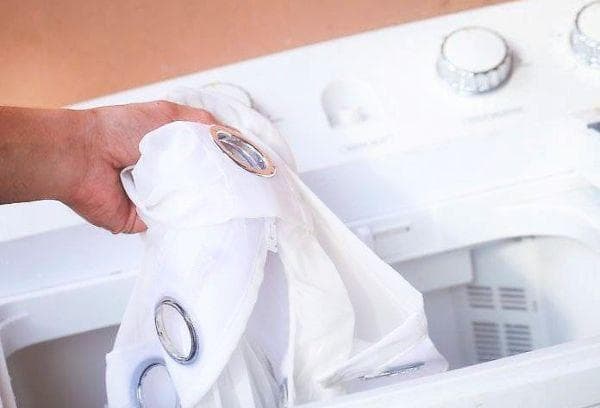 Laver les rideaux à œillets