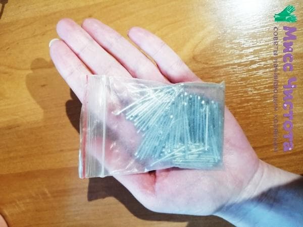 clous dans un sac zippé