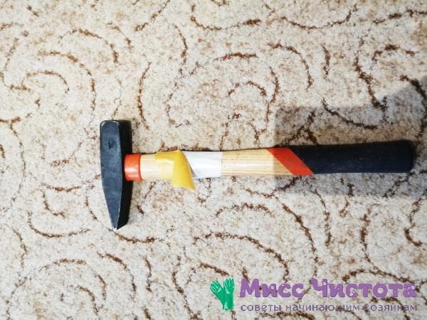 ruban adhésif double face sur un marteau à clous