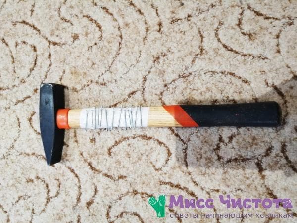 clous collés au manche du marteau