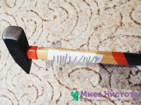 clous sur le manche du marteau avec du ruban adhésif