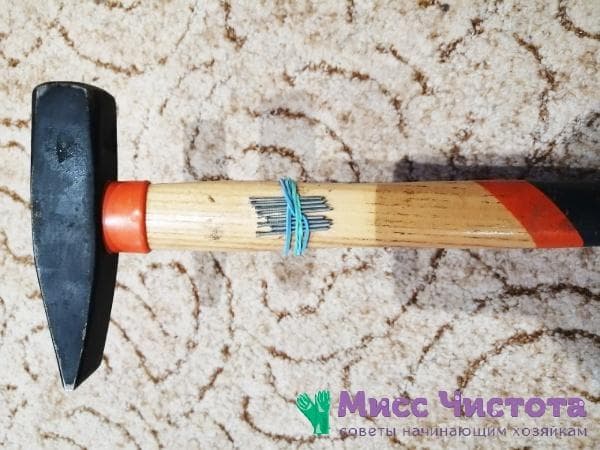 marteau avec des clous attachés au manche