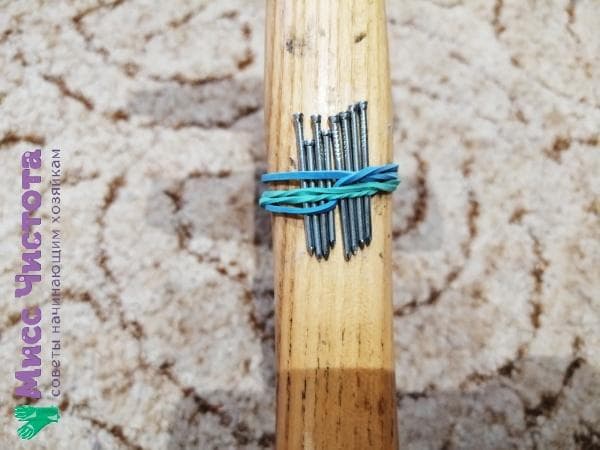 petits clous sur un marteau