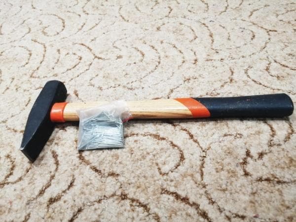 sac de clous sur un marteau