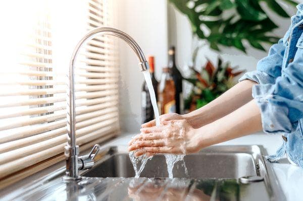 Se laver les mains dans la cuisine