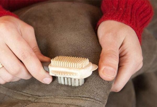 Brossage d'une veste en daim