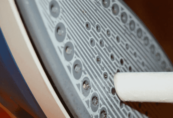 Bougie à la paraffine pour nettoyer le fer