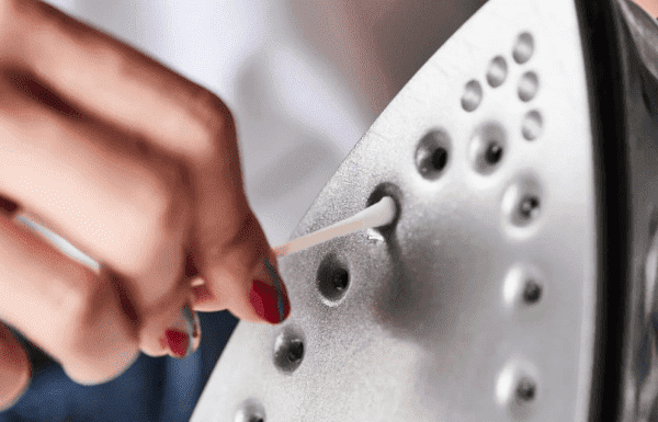 Nettoyer la semelle du fer avec des cotons-tiges