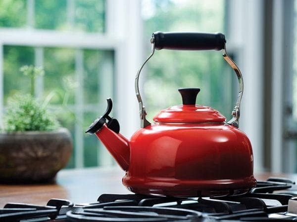 Théière en émail rouge