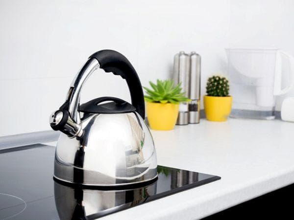 Bouilloire sur la cuisinière