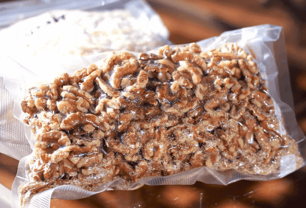 Noix dans un sac sous vide