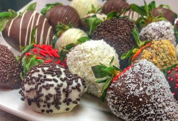 Dessert au chocolat et aux fraises