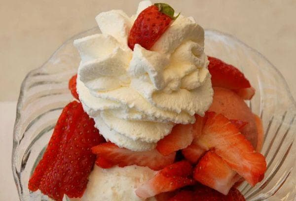 Fraises à la crème fouettée