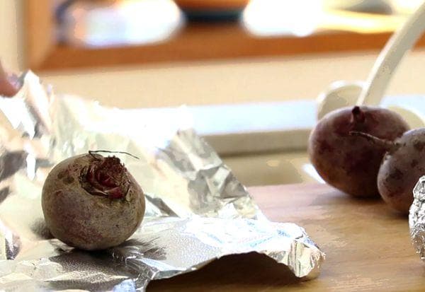 Conserver les betteraves dans du papier d'aluminium