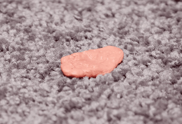 Du chewing-gum sur le tapis