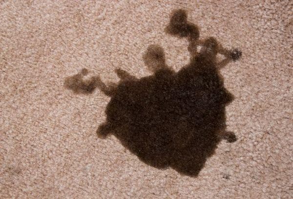 Taches de bitume sur tapis