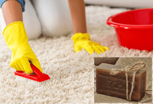 Nettoyer le tapis avec du savon à lessive