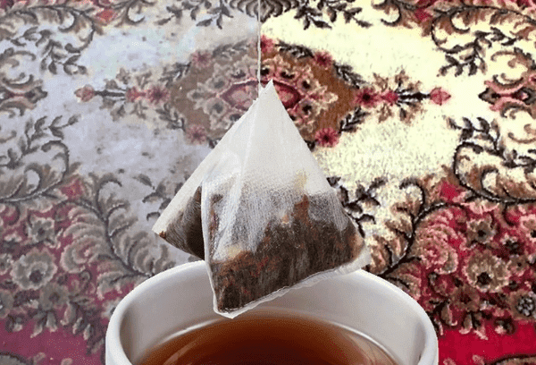 Nettoyer un tapis avec des feuilles de thé