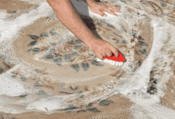 Nettoyer le tapis avec de la lessive