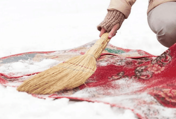 Nettoyer un tapis avec de la neige