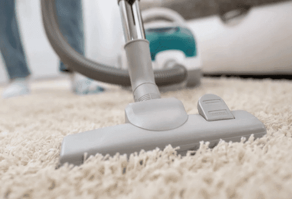Nettoyer le tapis avec un aspirateur