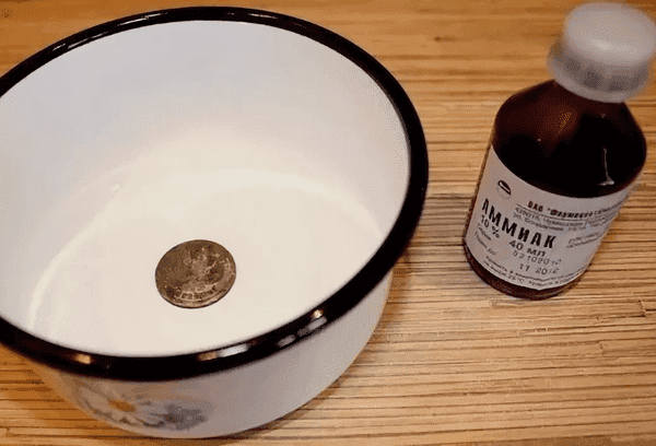 Nettoyer les pièces à l'ammoniaque