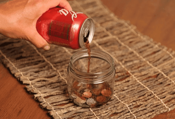 Nettoyer les pièces de cuivre dans Coca Cola