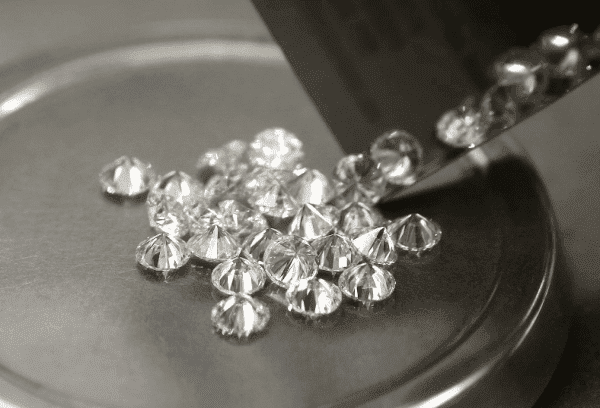 Peser un diamant sur une balance sensible