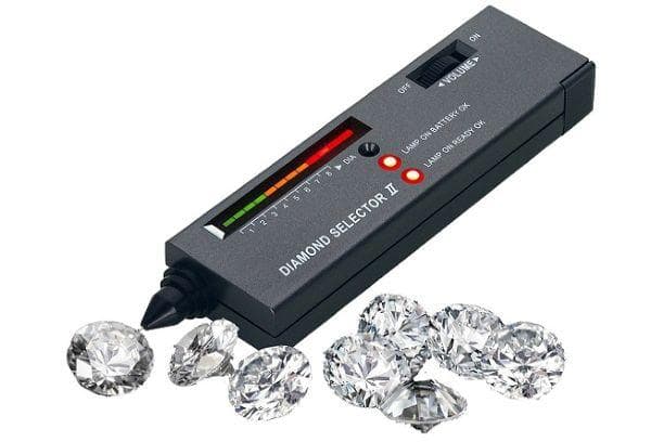 Vérifier un diamant avec un détecteur