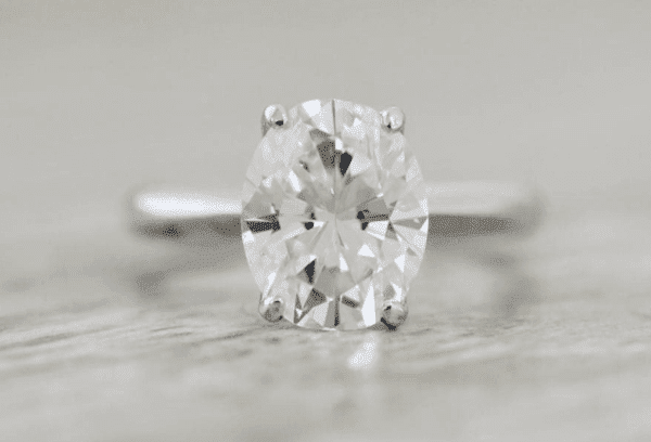 Une bague avec un diamant