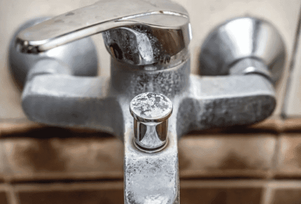 Du calcaire sur le robinet