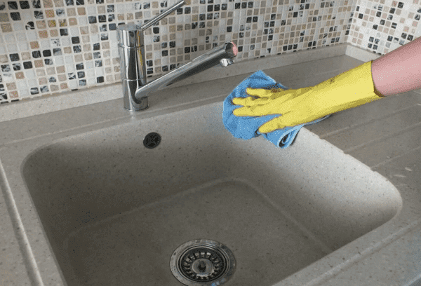 Dépôts de calcaire sur un évier en céramique