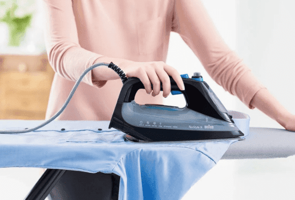 Repassage sur une planche à repasser