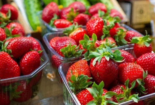 Baies mûres sur le comptoir