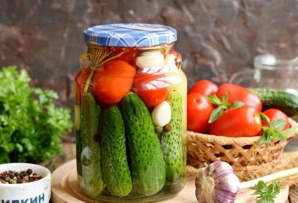 Concombres croustillants et tomates juteuses