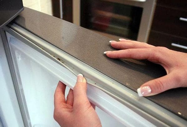 Saleté dans les joints du réfrigérateur